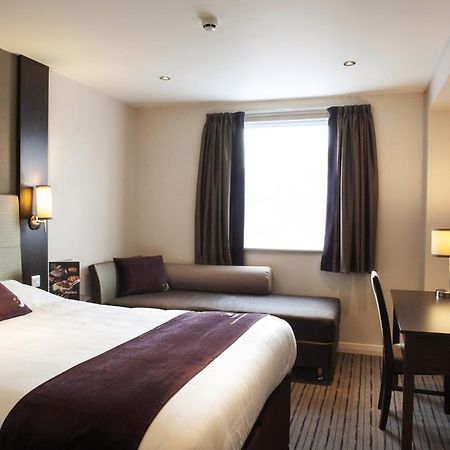 Premier Inn London Greenford Buitenkant foto