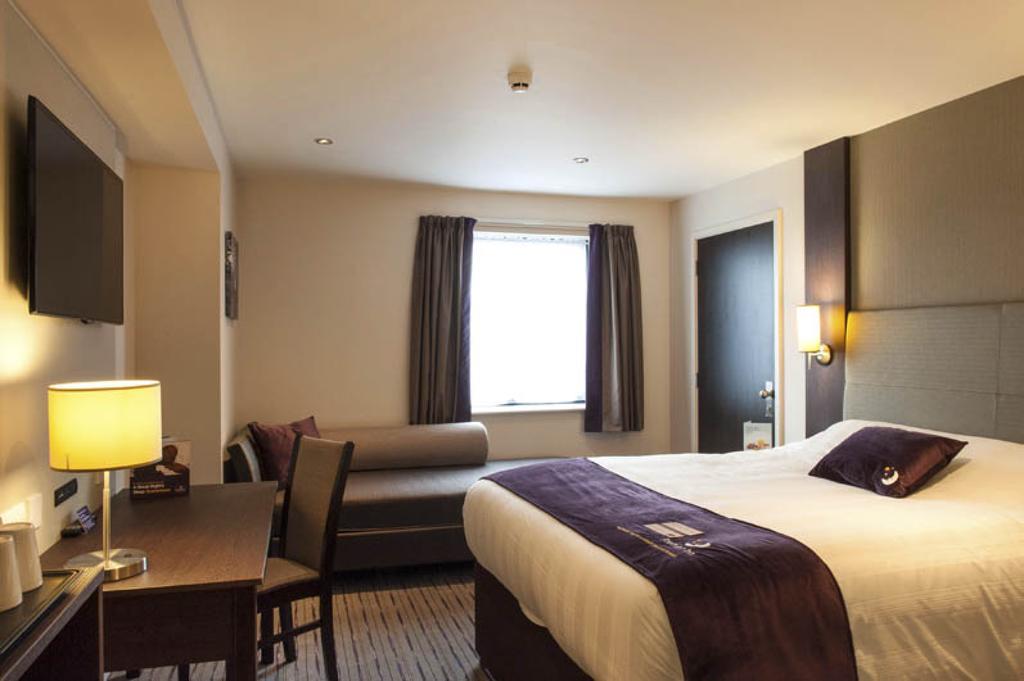 Premier Inn London Greenford Buitenkant foto
