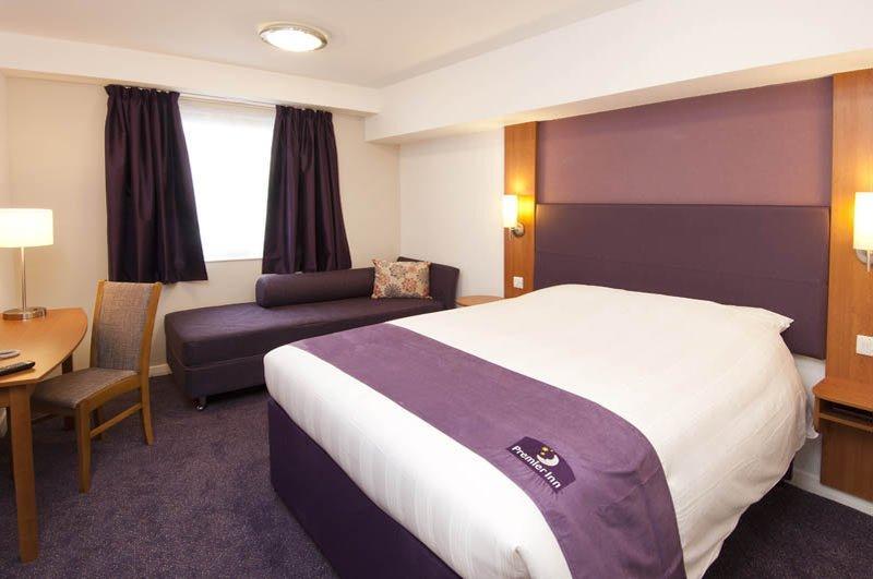 Premier Inn London Greenford Buitenkant foto