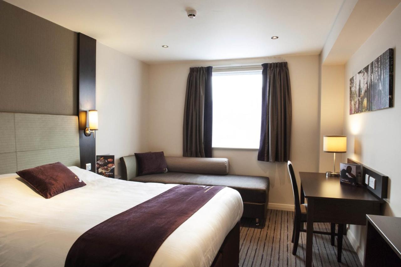 Premier Inn London Greenford Buitenkant foto
